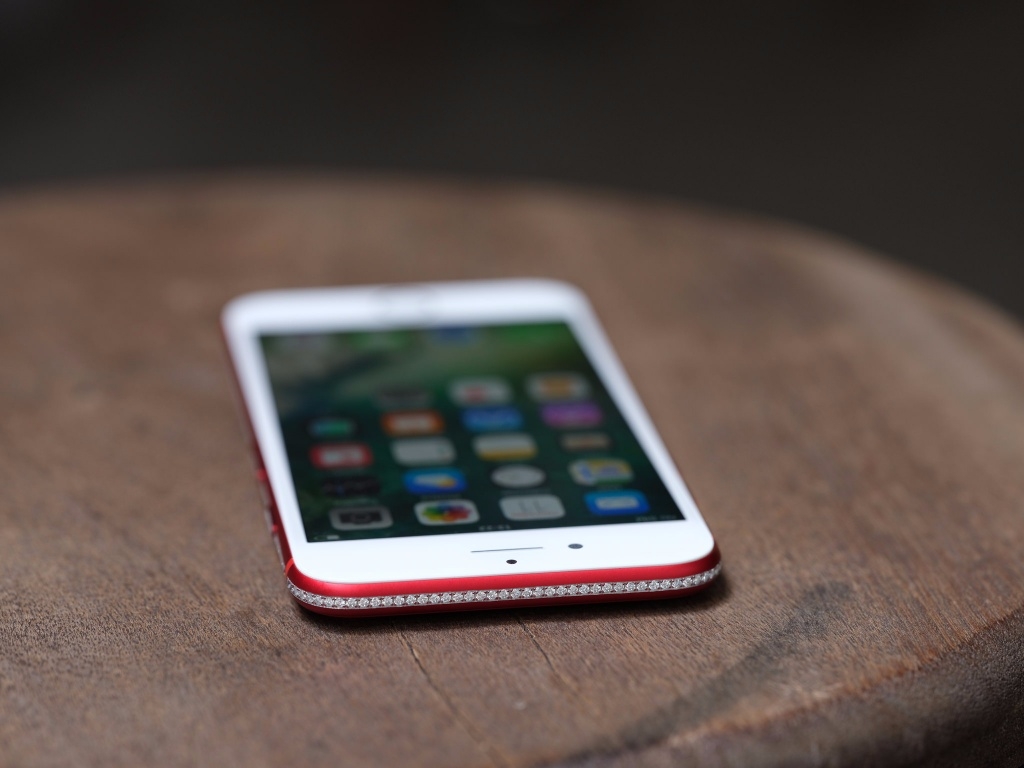 iphone-7-red-dinh-kim-cuong-bat-ngo-xuat-hien-tai-viet-nam