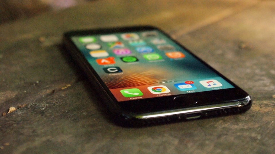 Hai cạnh bên của iPhone 8 được làm cong nhẹ nhàng.