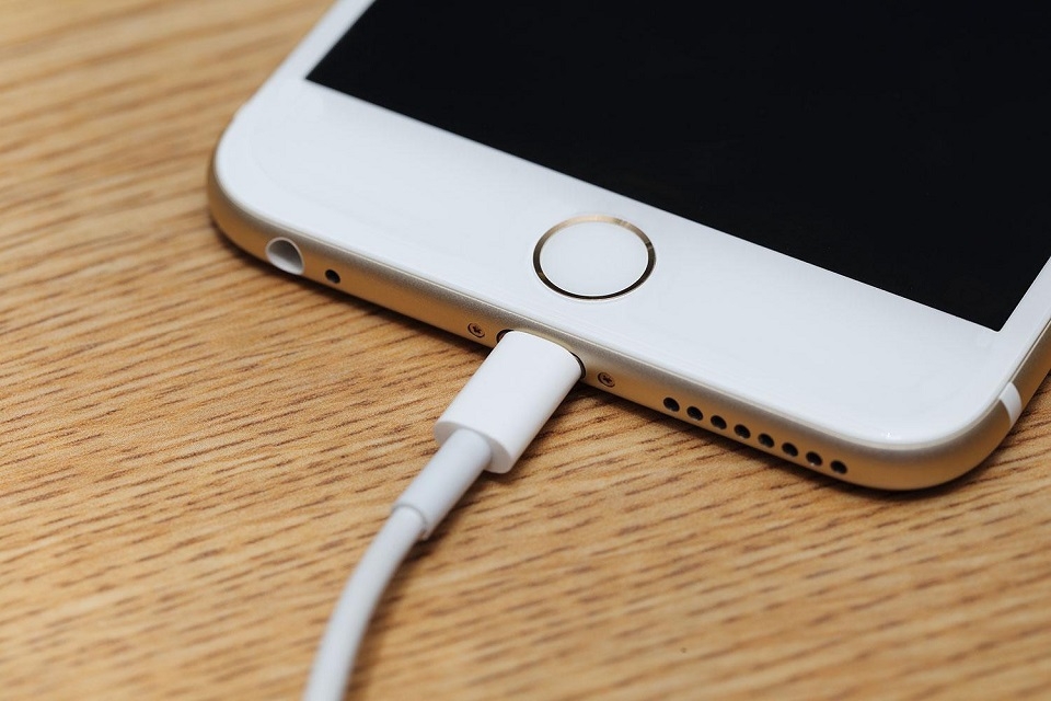Sạc iPhone 1 ngày/lần, một năm mất bao nhiêu tiền ?