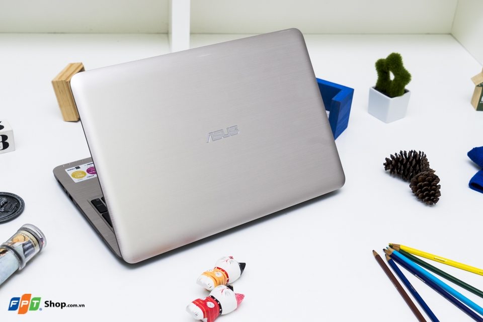 Mặt trên Asus A556U