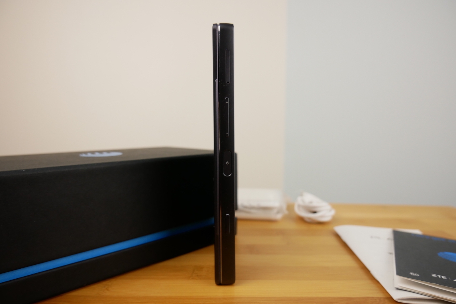 mở hộp ZTE Axon M