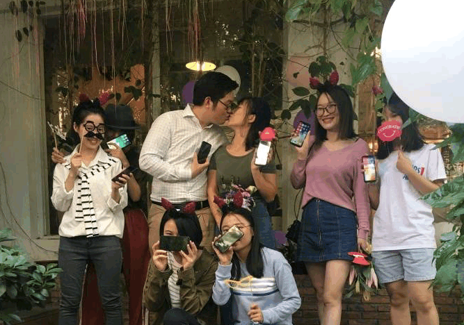cầu hôn bằng 25 chiếc iPhone X