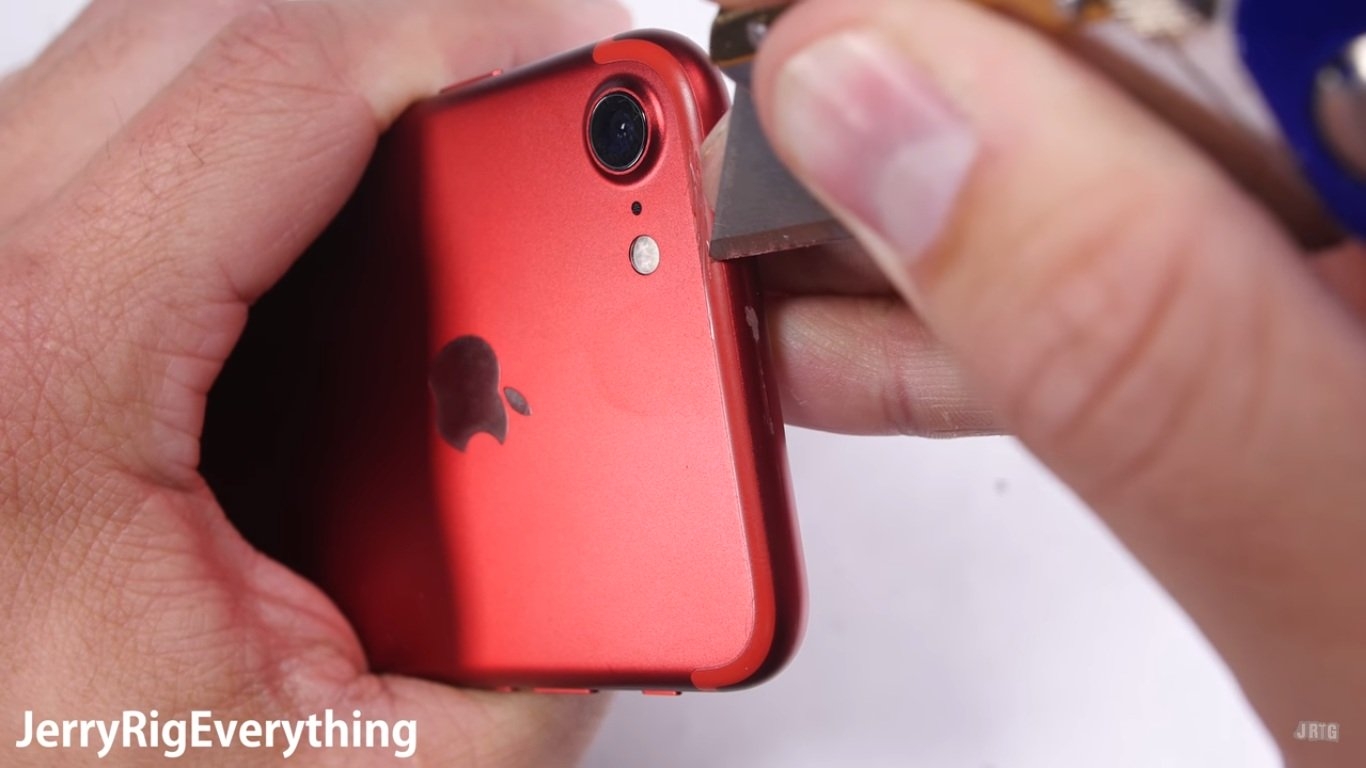 thử nghiệm trầy xước iPhone 7 đỏ