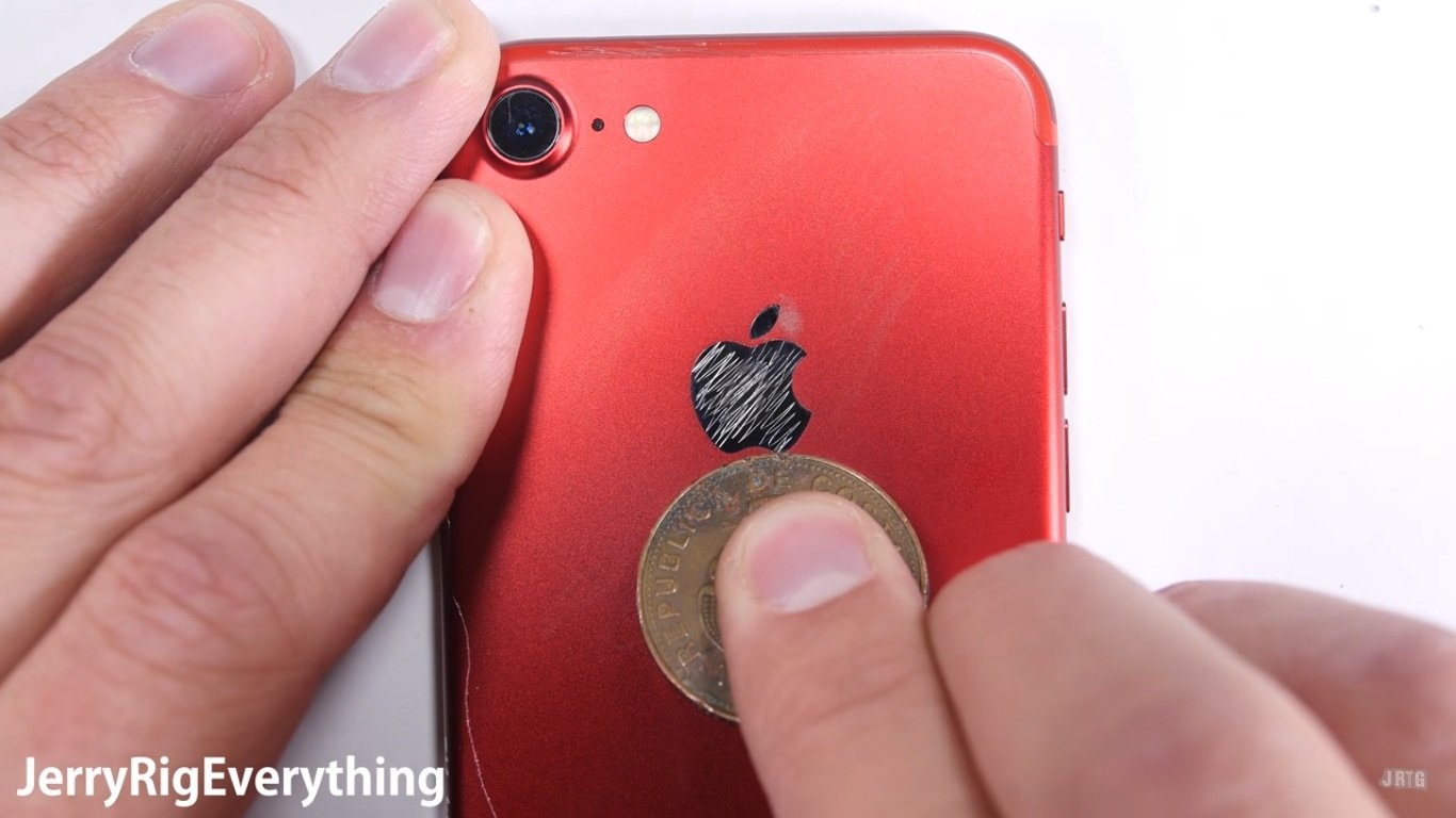 thử nghiệm trầy xước iPhone 7 đỏ