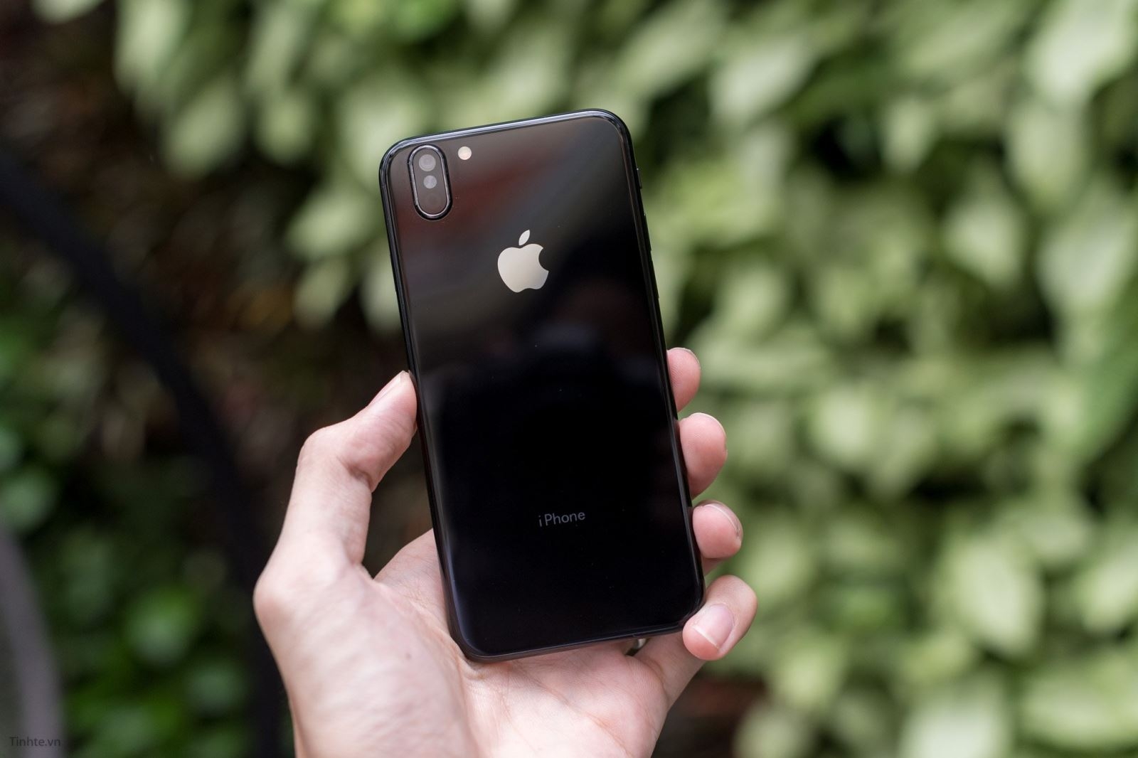 trên tay iPhone 8 độ vỏ