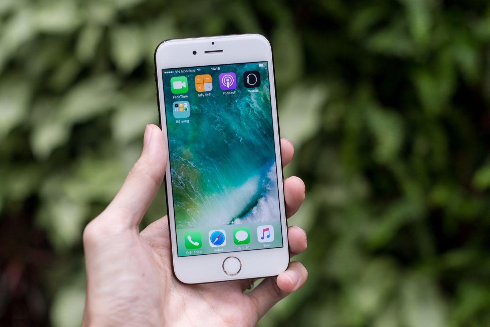 trên tay iPhone 8 độ vỏ