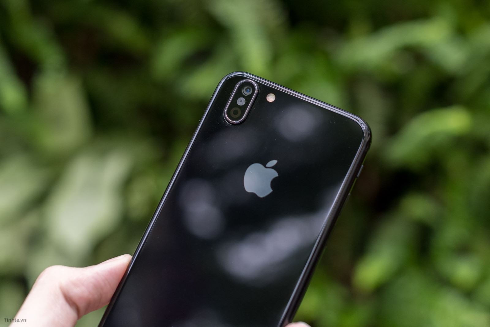 trên tay iPhone 8 độ vỏ