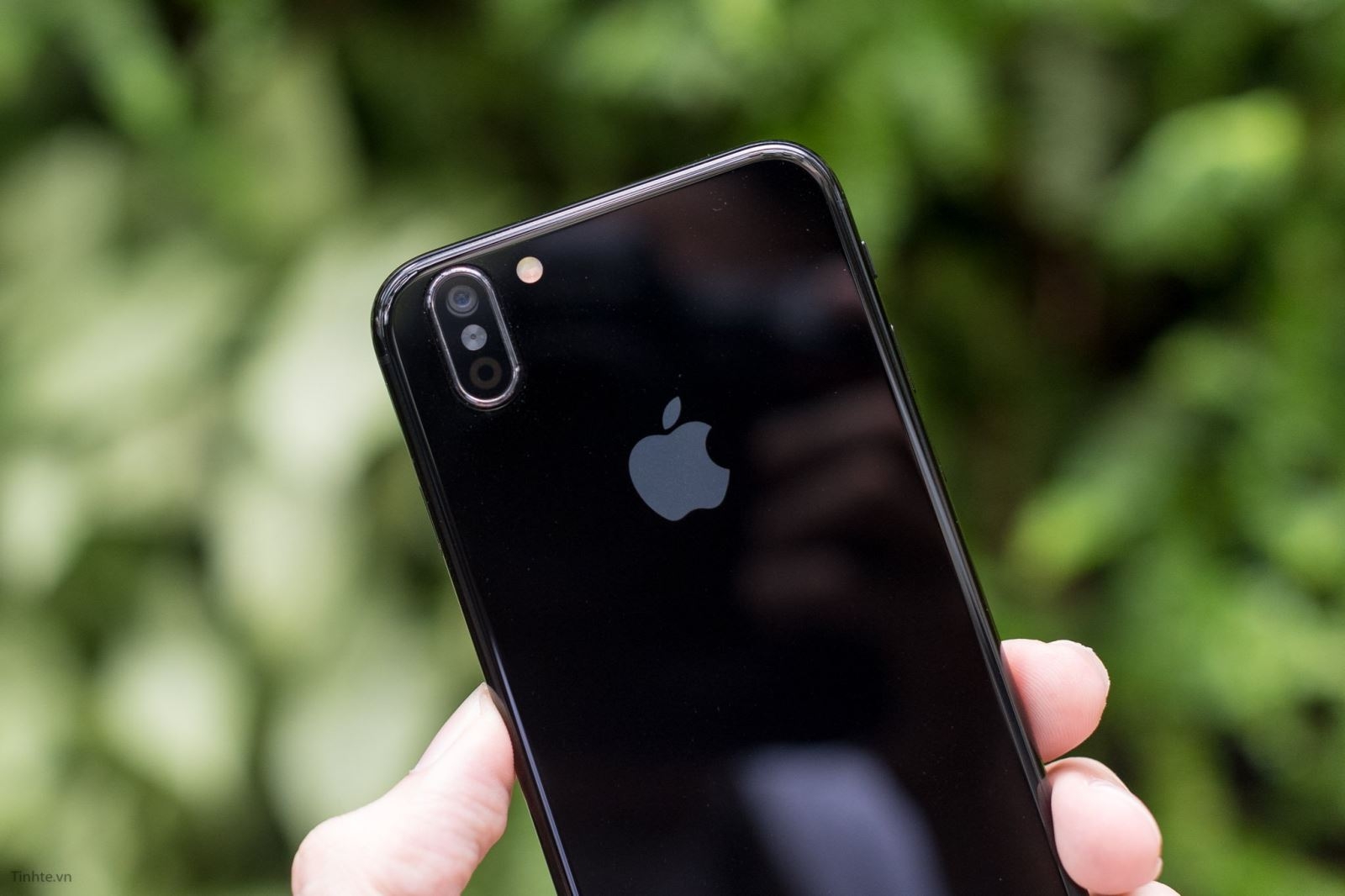 trên tay iPhone 8 độ vỏ