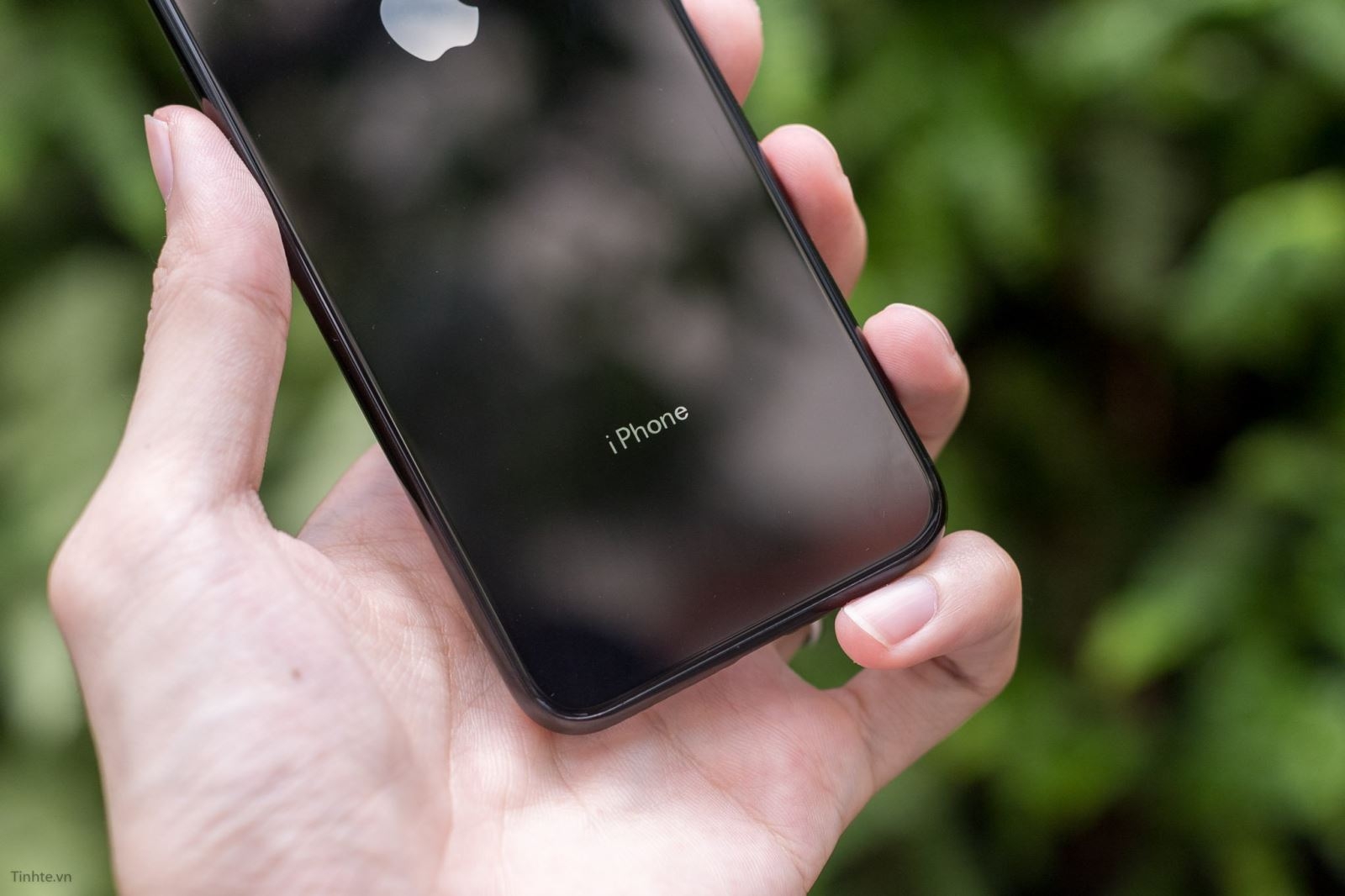 trên tay iPhone 8 độ vỏ