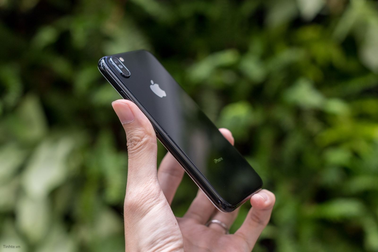 trên tay iPhone 8 độ vỏ