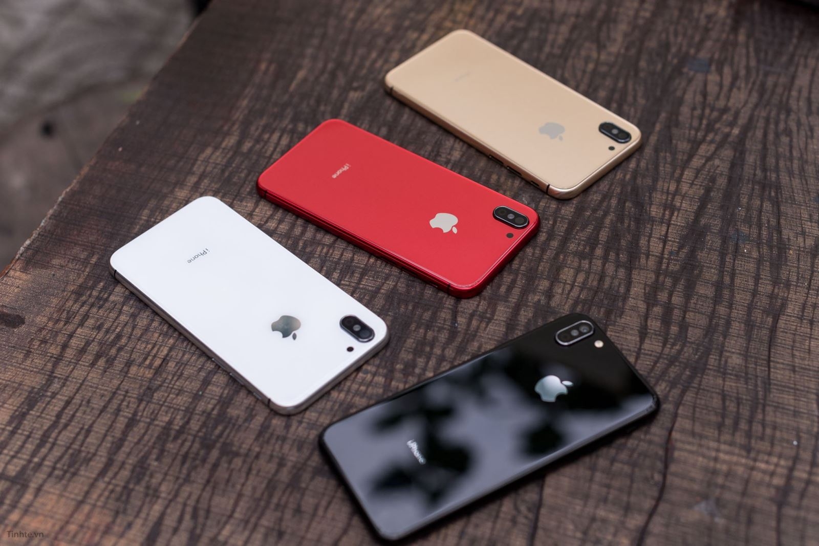 trên tay iPhone 8 độ vỏ
