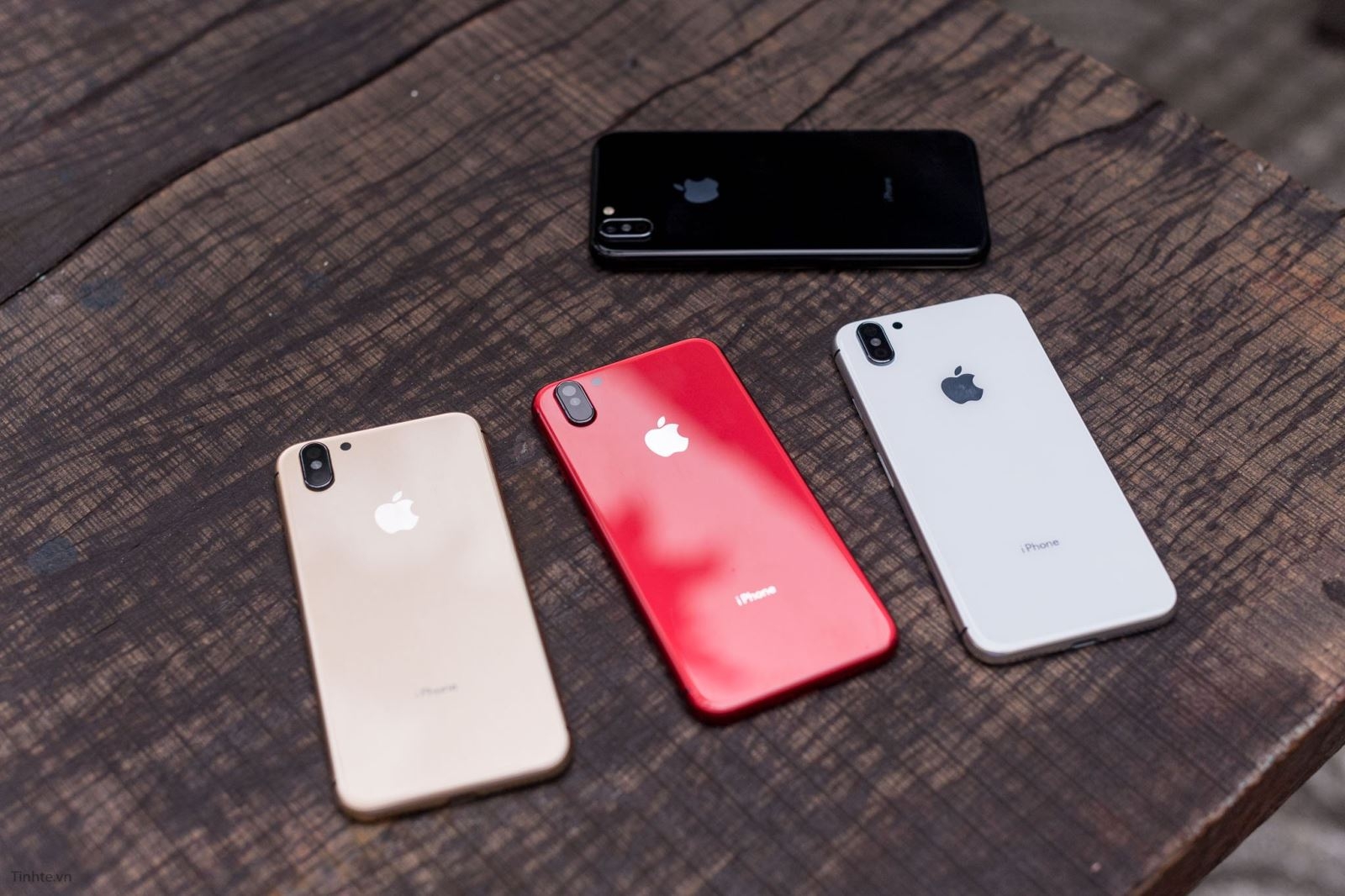 trên tay iPhone 8 độ vỏ