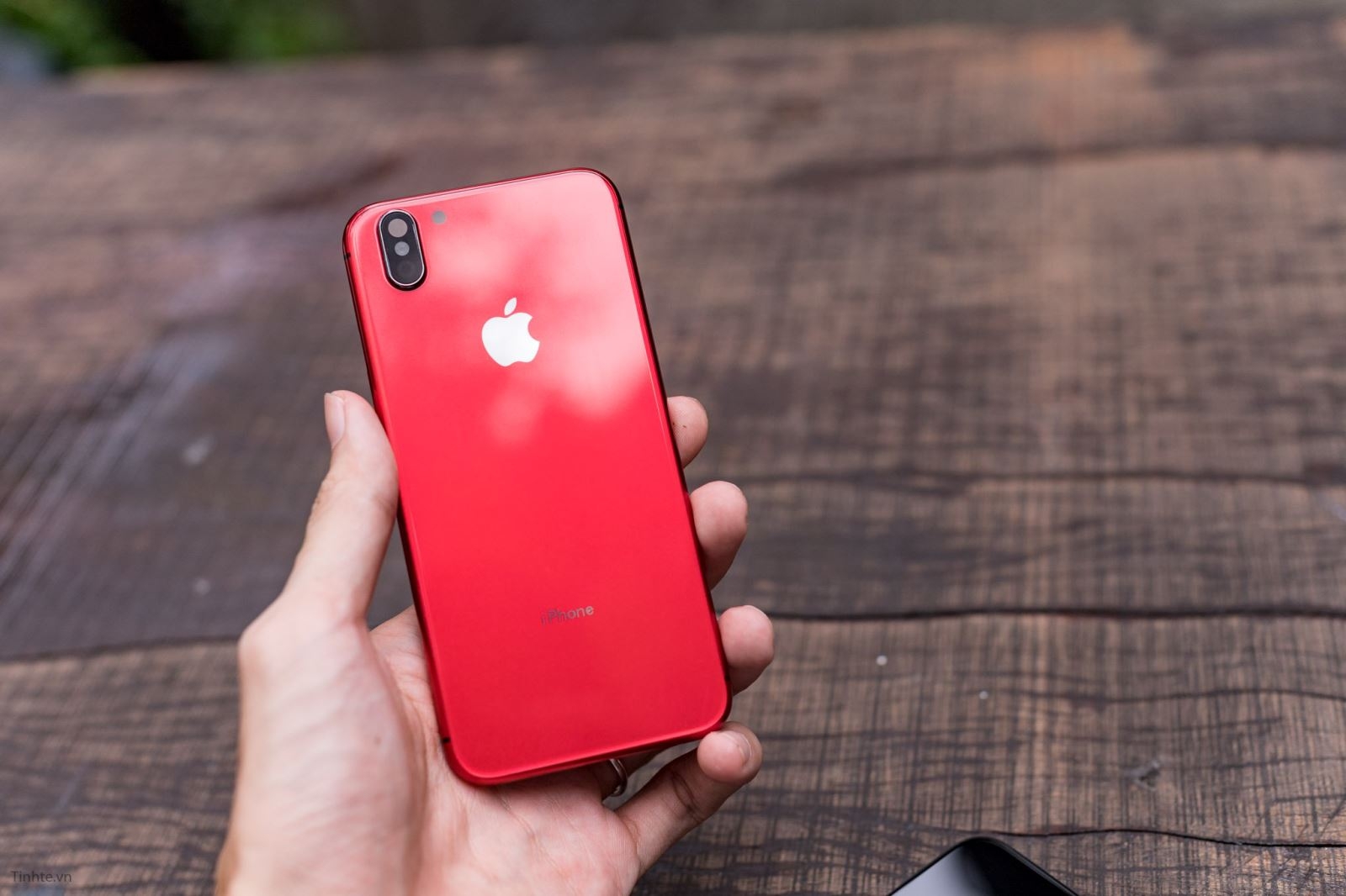 trên tay iPhone 8 độ vỏ