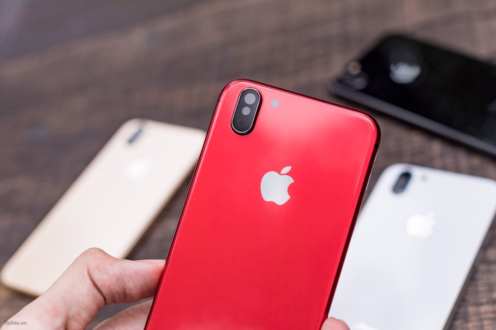 trên tay iPhone 8 độ vỏ