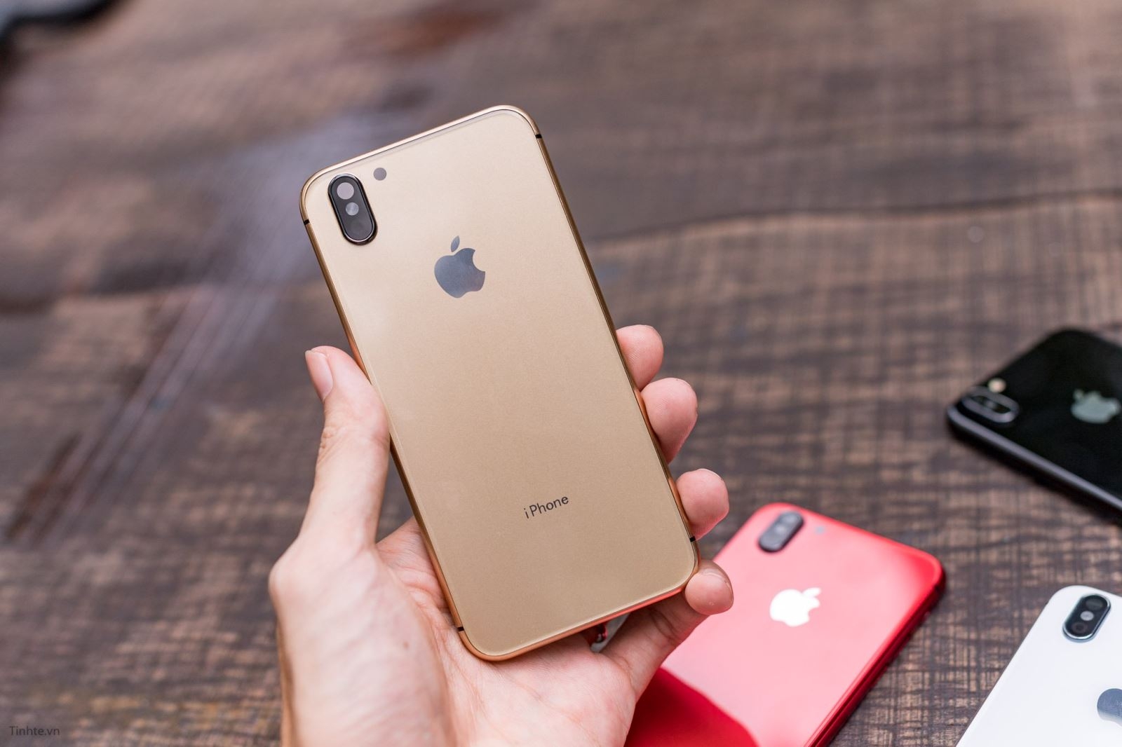 trên tay iPhone 8 độ vỏ