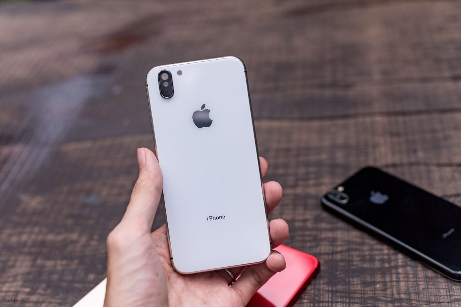 trên tay iPhone 8 độ vỏ