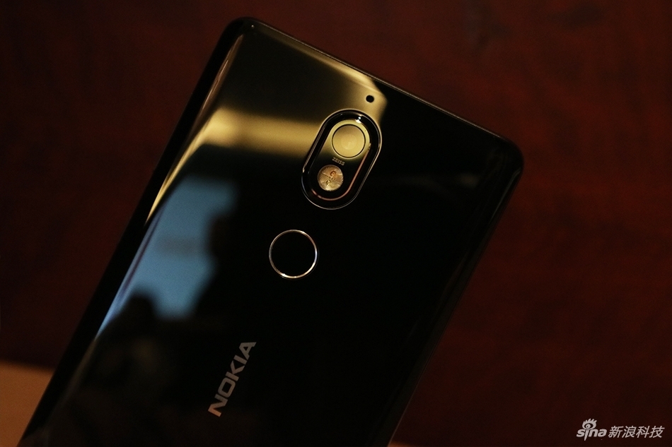 trên tay Nokia 7