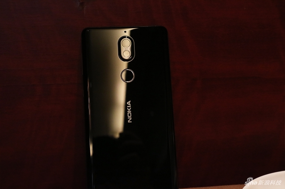 trên tay Nokia 7