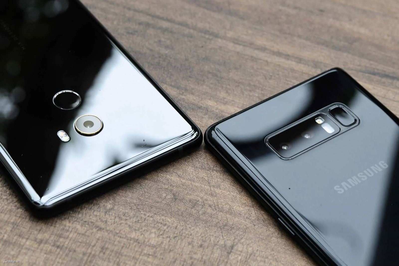 so sánh Samsung Galaxy Note8 và Xiaomi Mi Mix 2