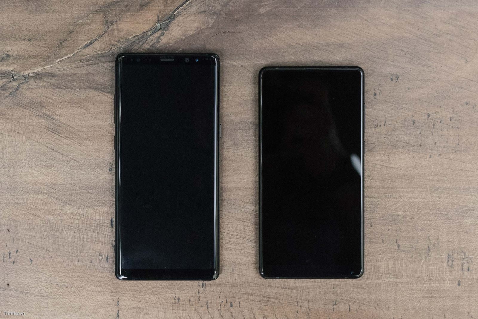 so sánh Samsung Galaxy Note8 và Xiaomi Mi Mix 2