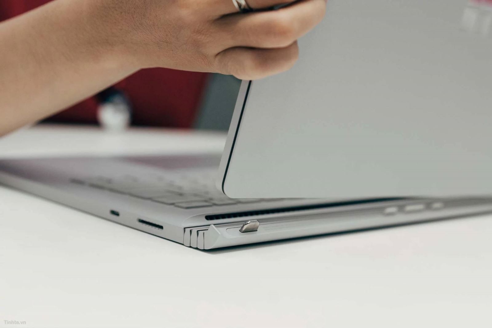 trên tay Surface Book 2
