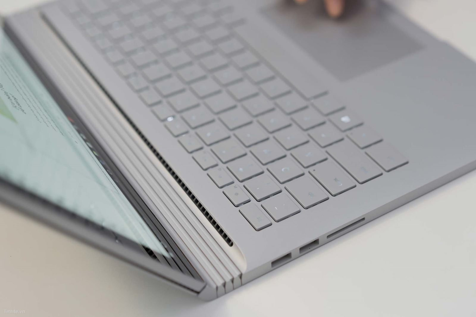 trên tay Surface Book 2