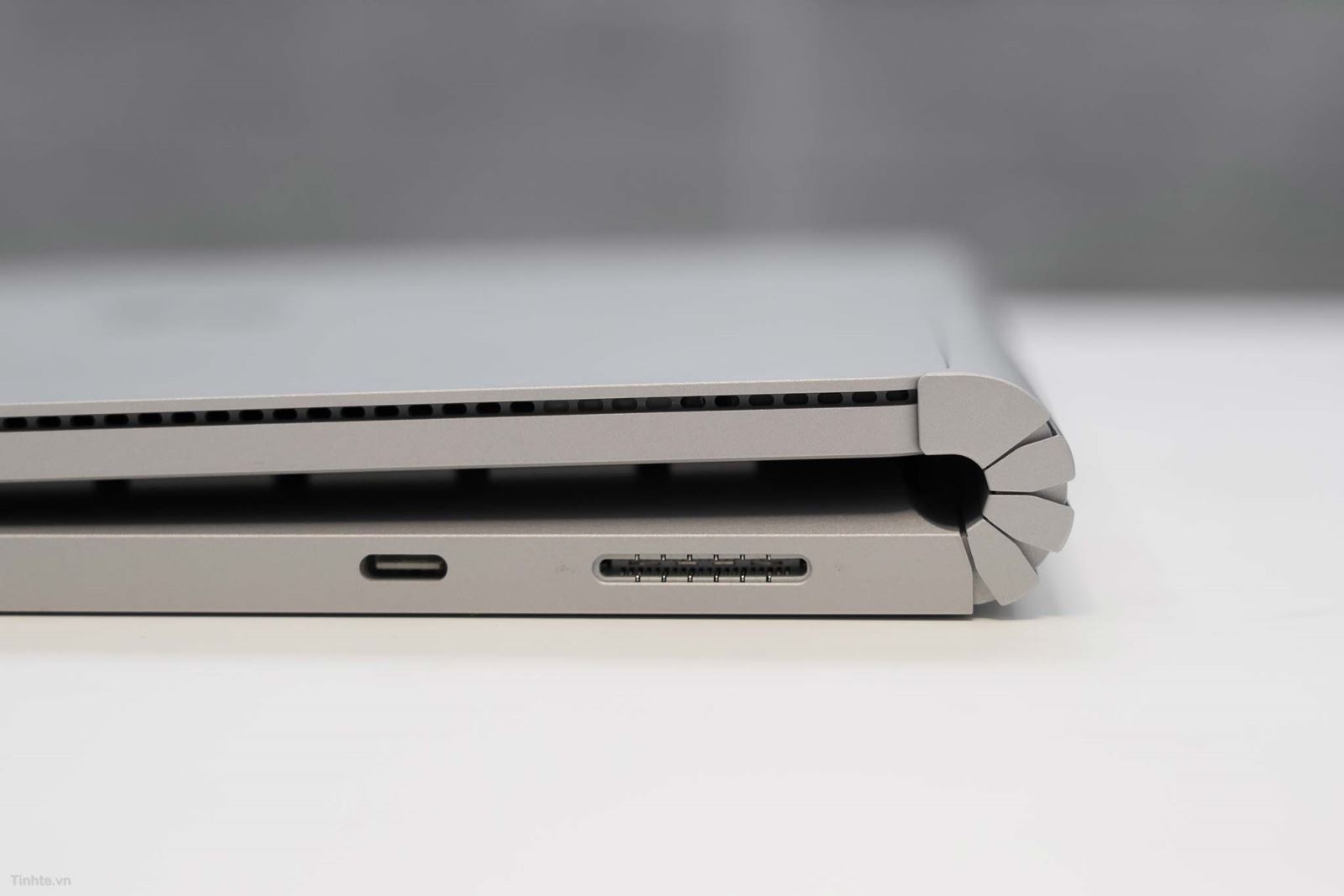 trên tay Surface Book 2