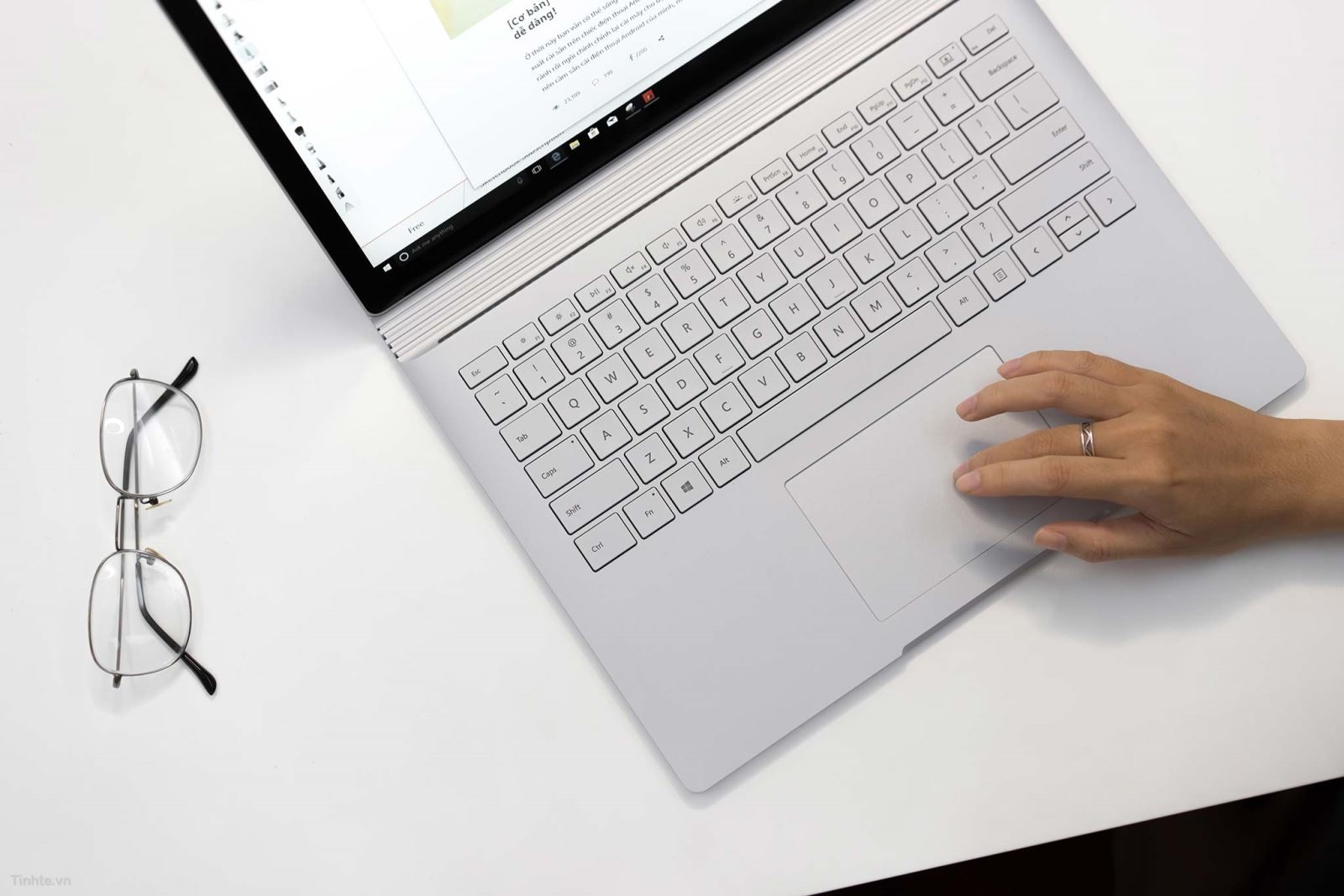 trên tay Surface Book 2