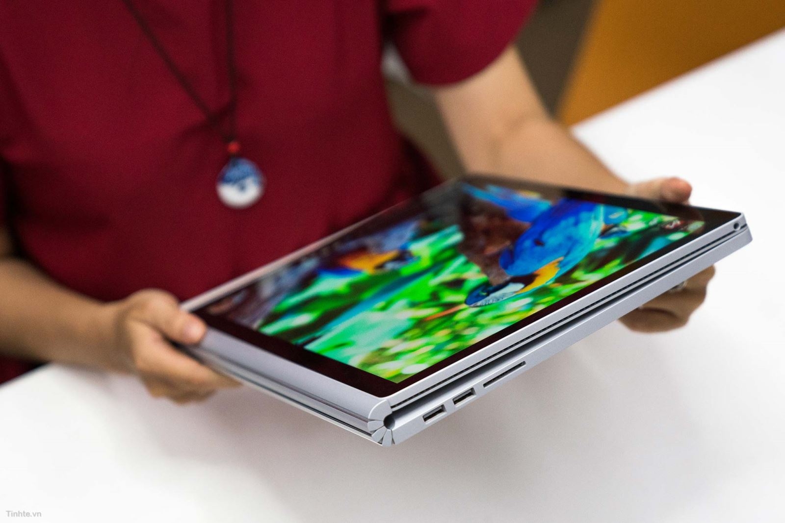 trên tay Surface Book 2