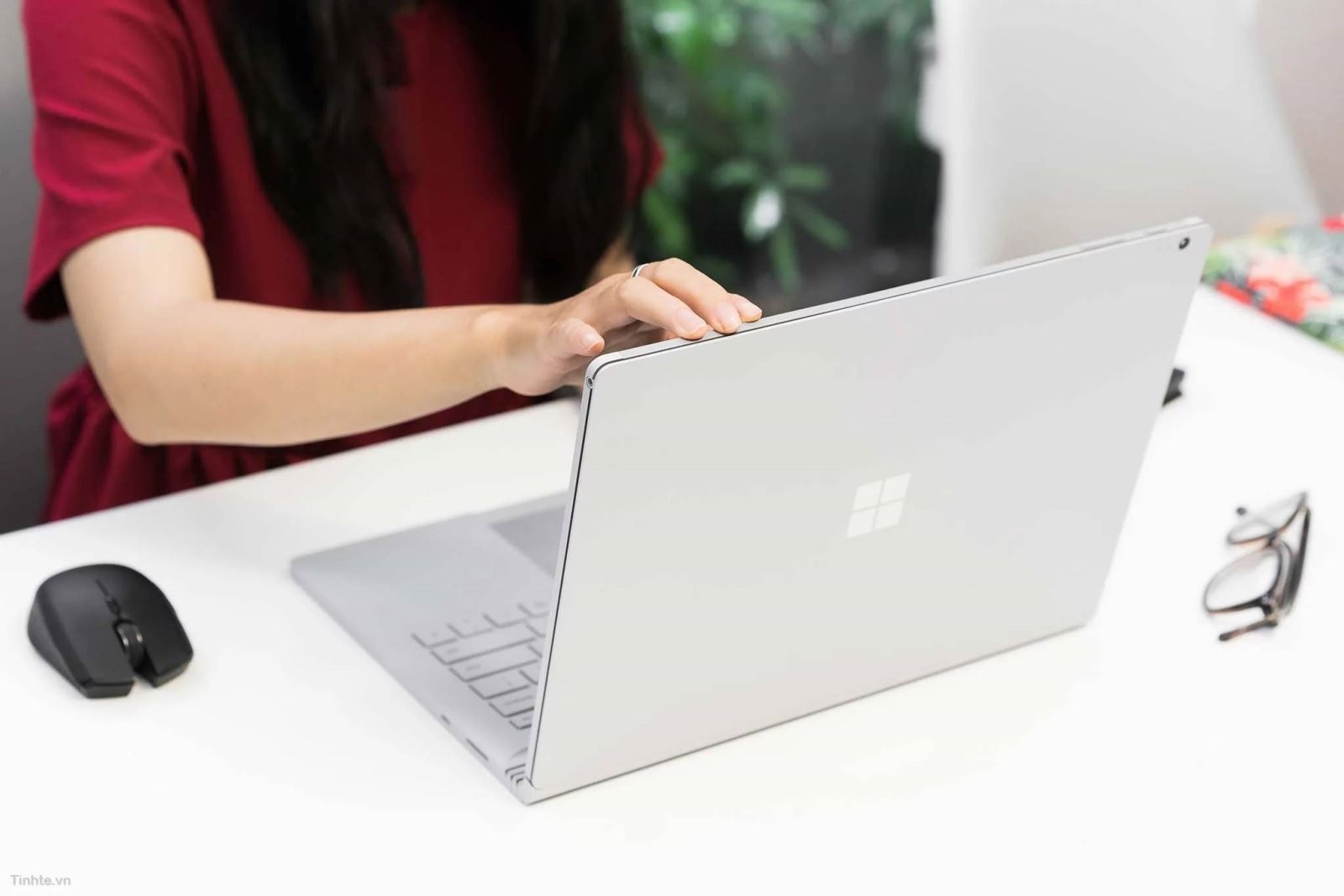 trên tay Surface Book 2