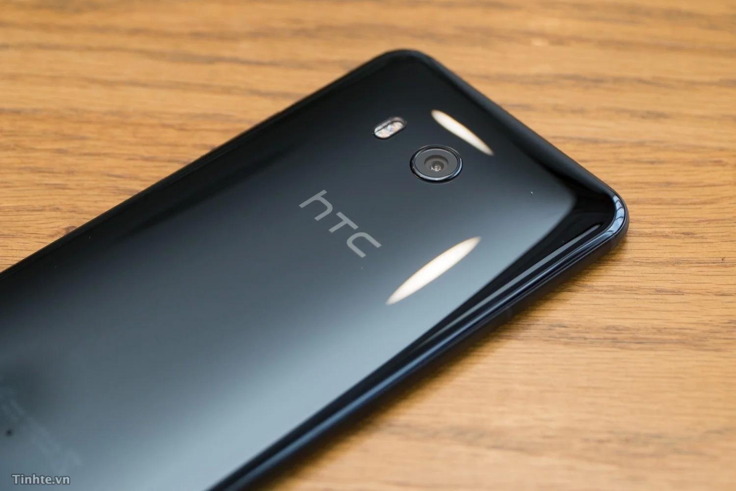 thiết kế HTC U11