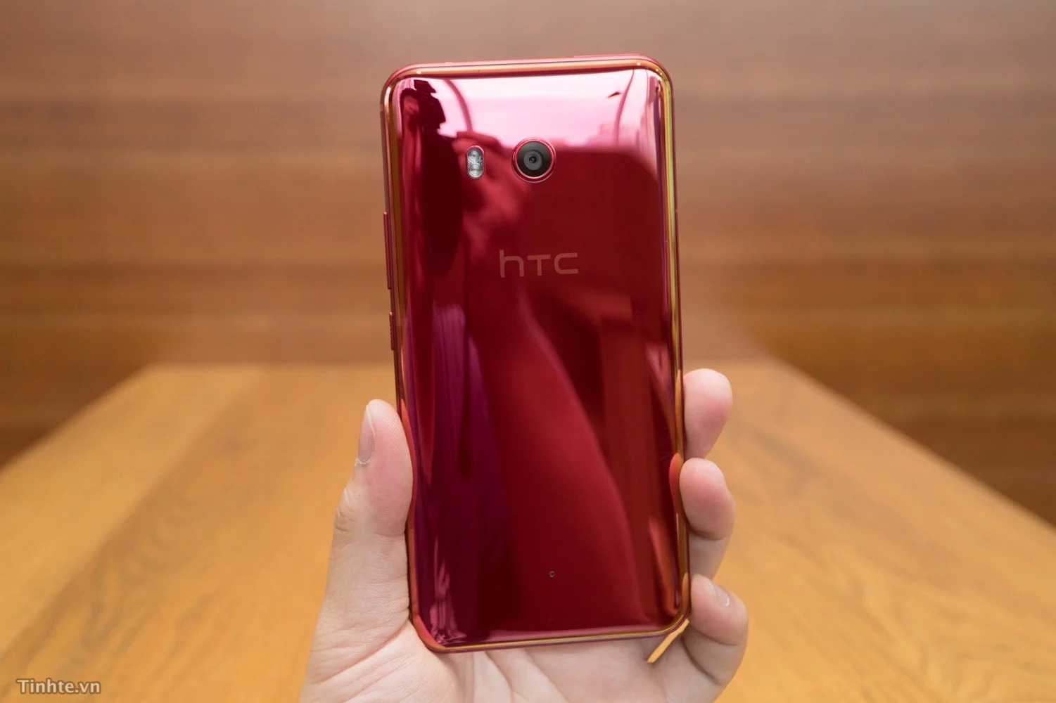 thiết kế HTC U11