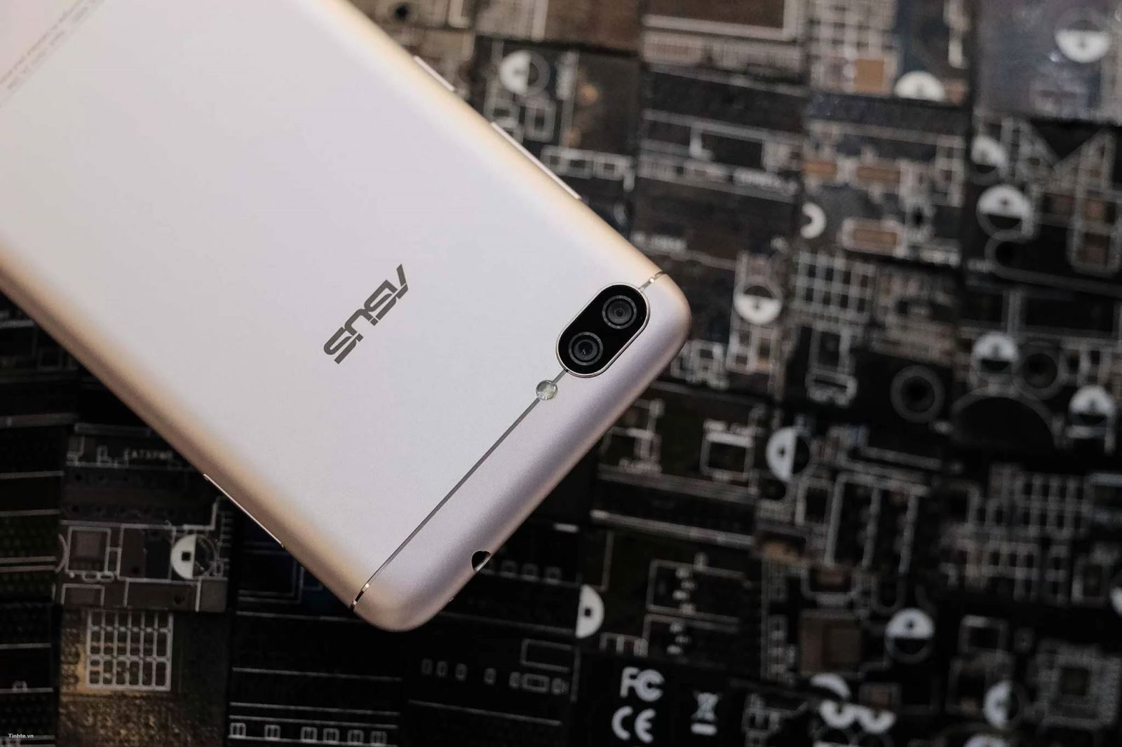 trên tay Asus ZenFone Max Pro