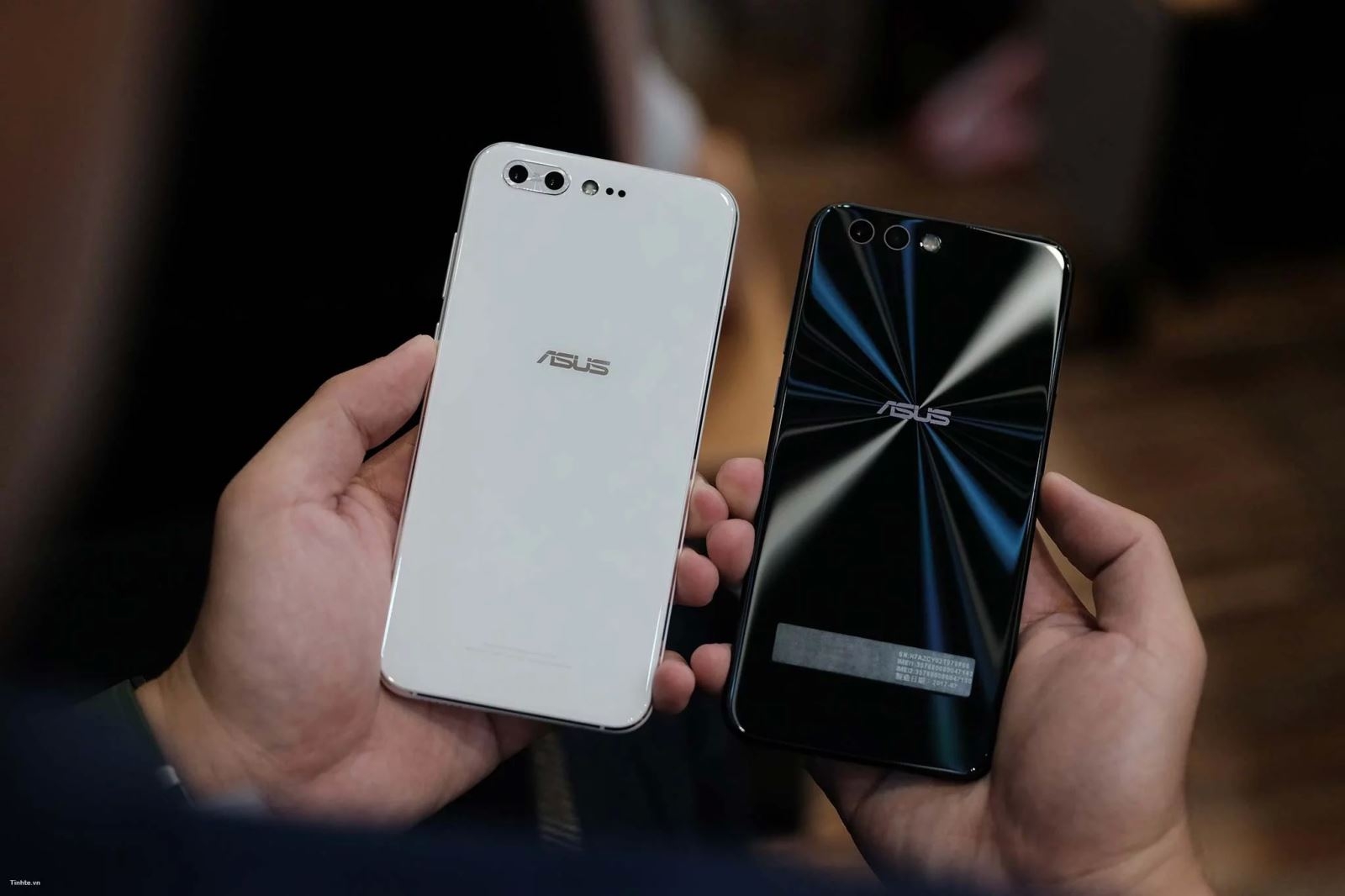 Trên tay Asus ZenFone 4 Pro