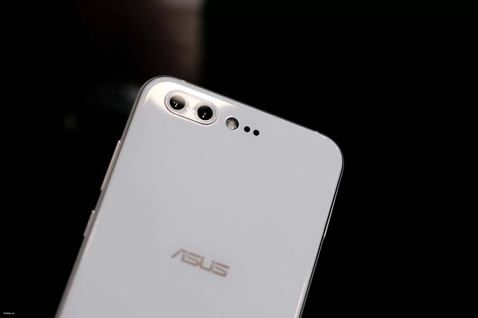Trên tay Asus ZenFone 4 Pro
