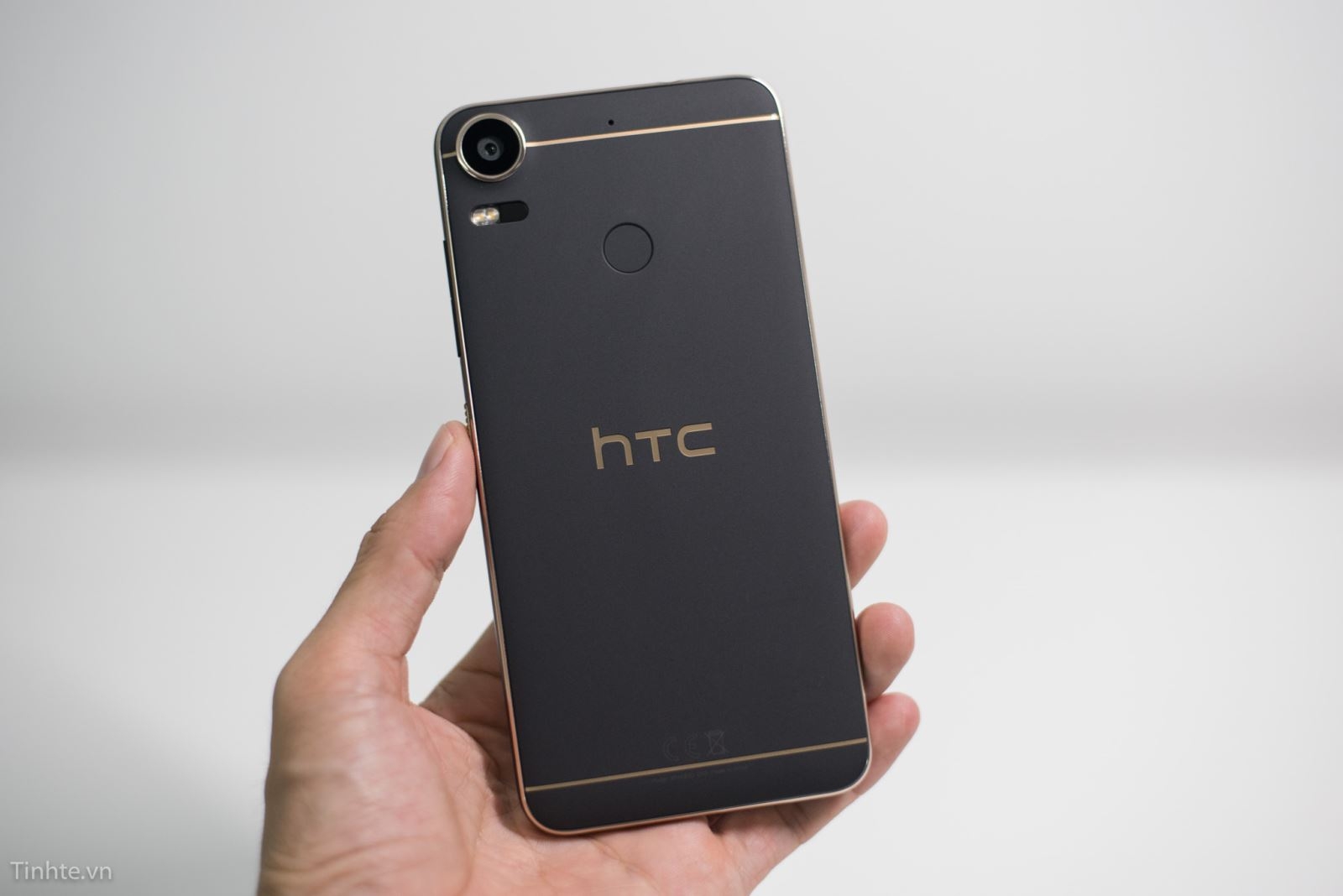 tren tay HTC Desire 10 pro