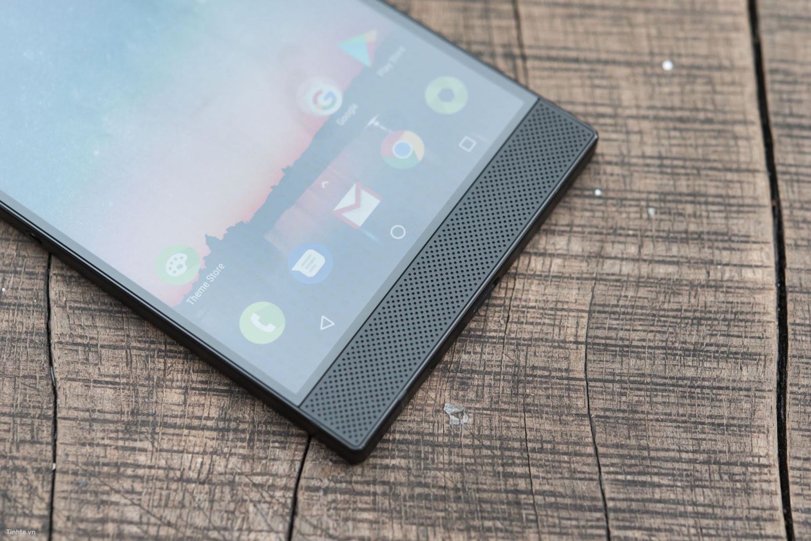 trên tay Razer Phone