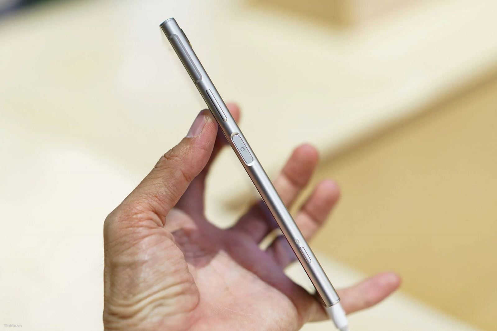 trên tay Sony Xperia XZ1