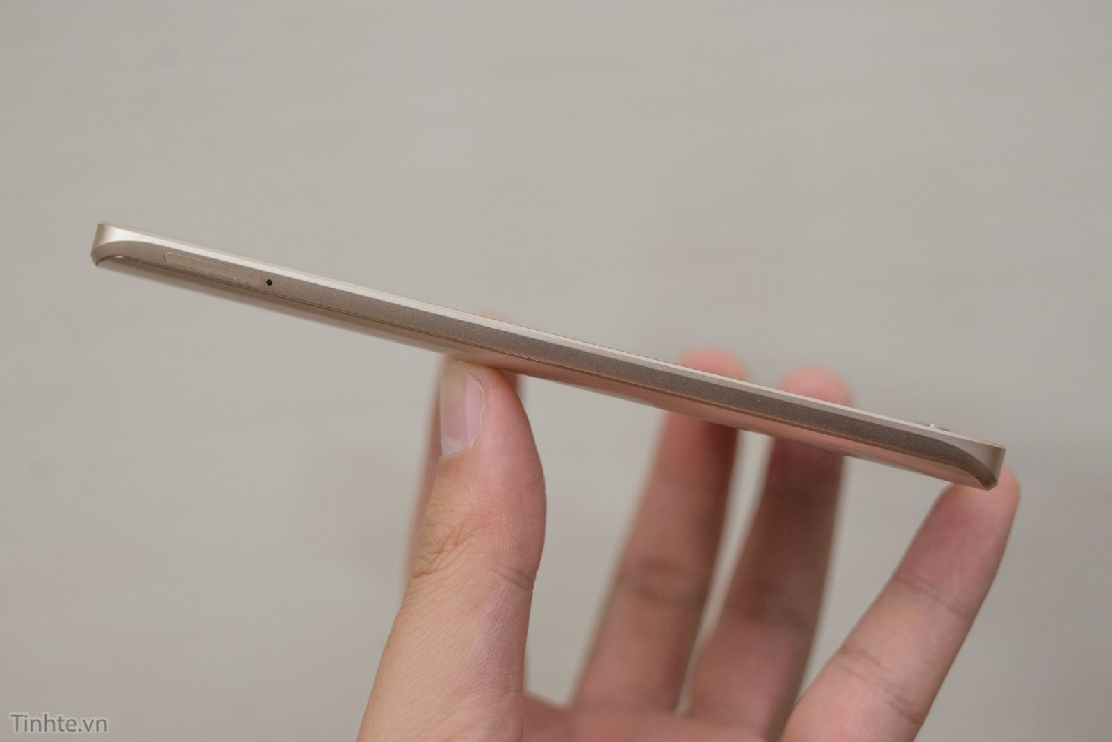 Trên tay Xiaomi Mi 5 vàng