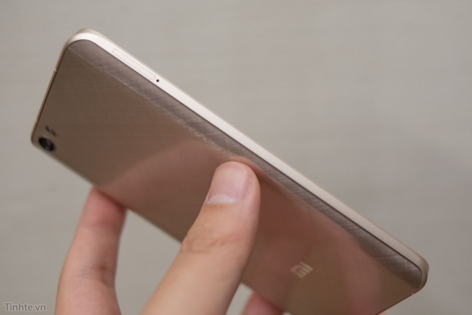 Trên tay Xiaomi Mi 5 vàng