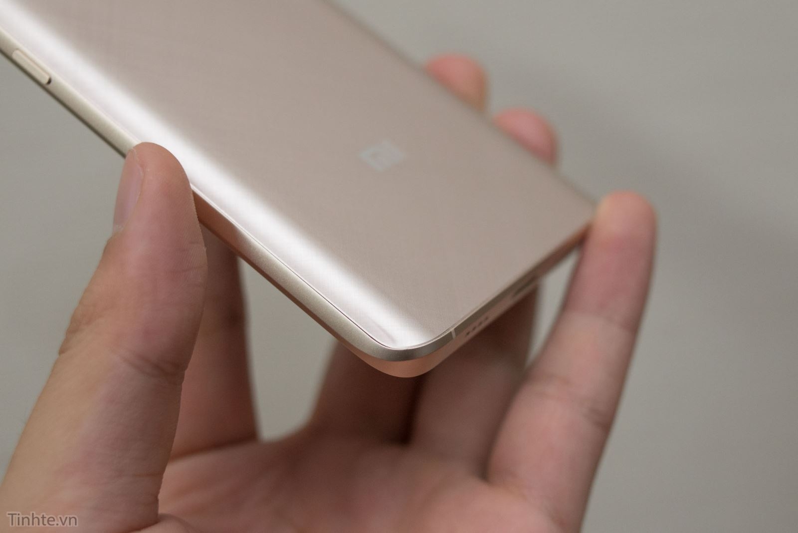 Trên tay Xiaomi Mi 5 vàng