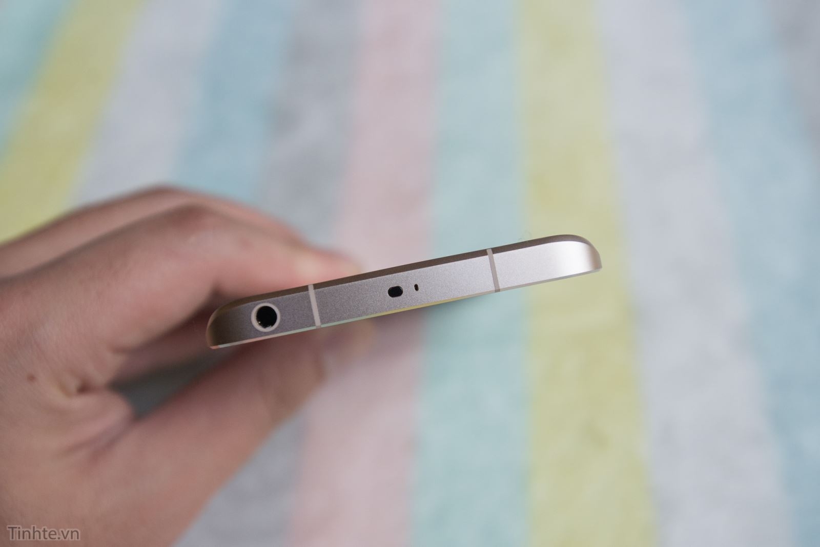 Trên tay Xiaomi Mi 5 vàng