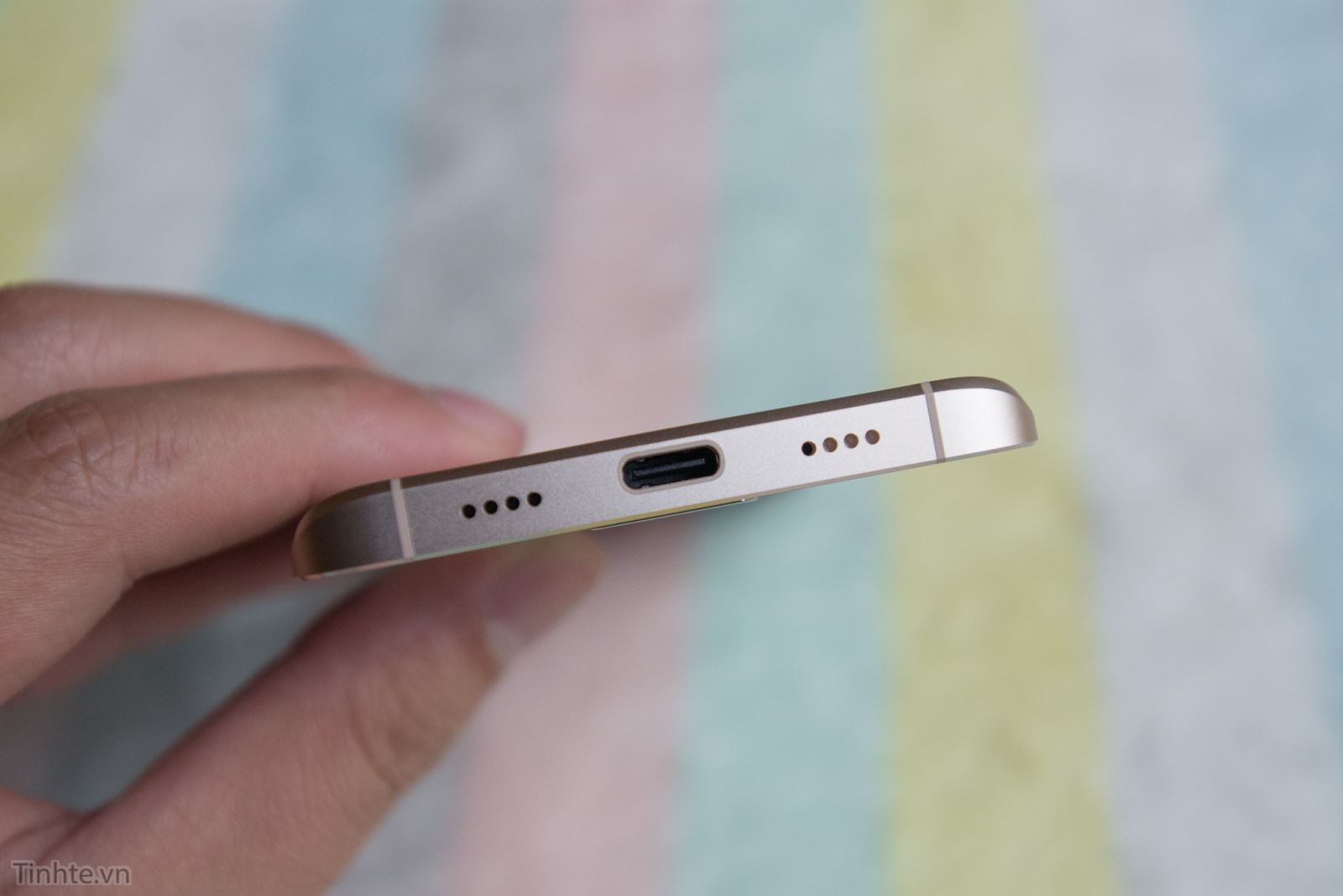 Trên tay Xiaomi Mi 5 vàng