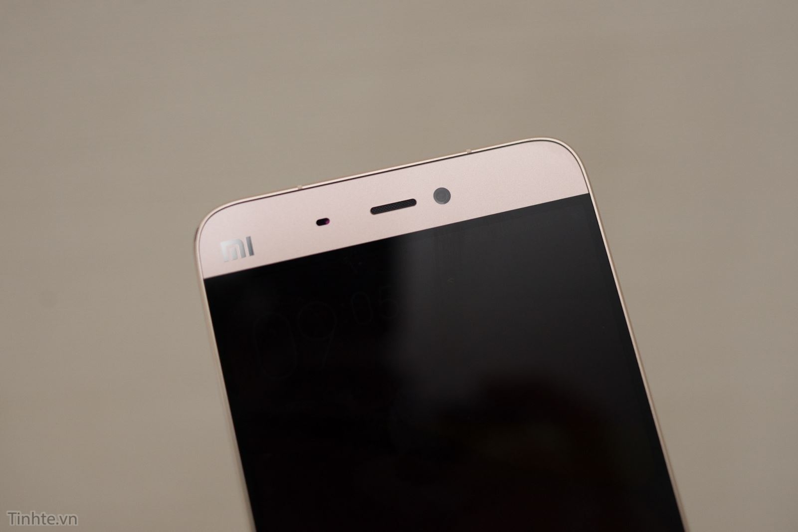 Trên tay Xiaomi Mi 5 vàng