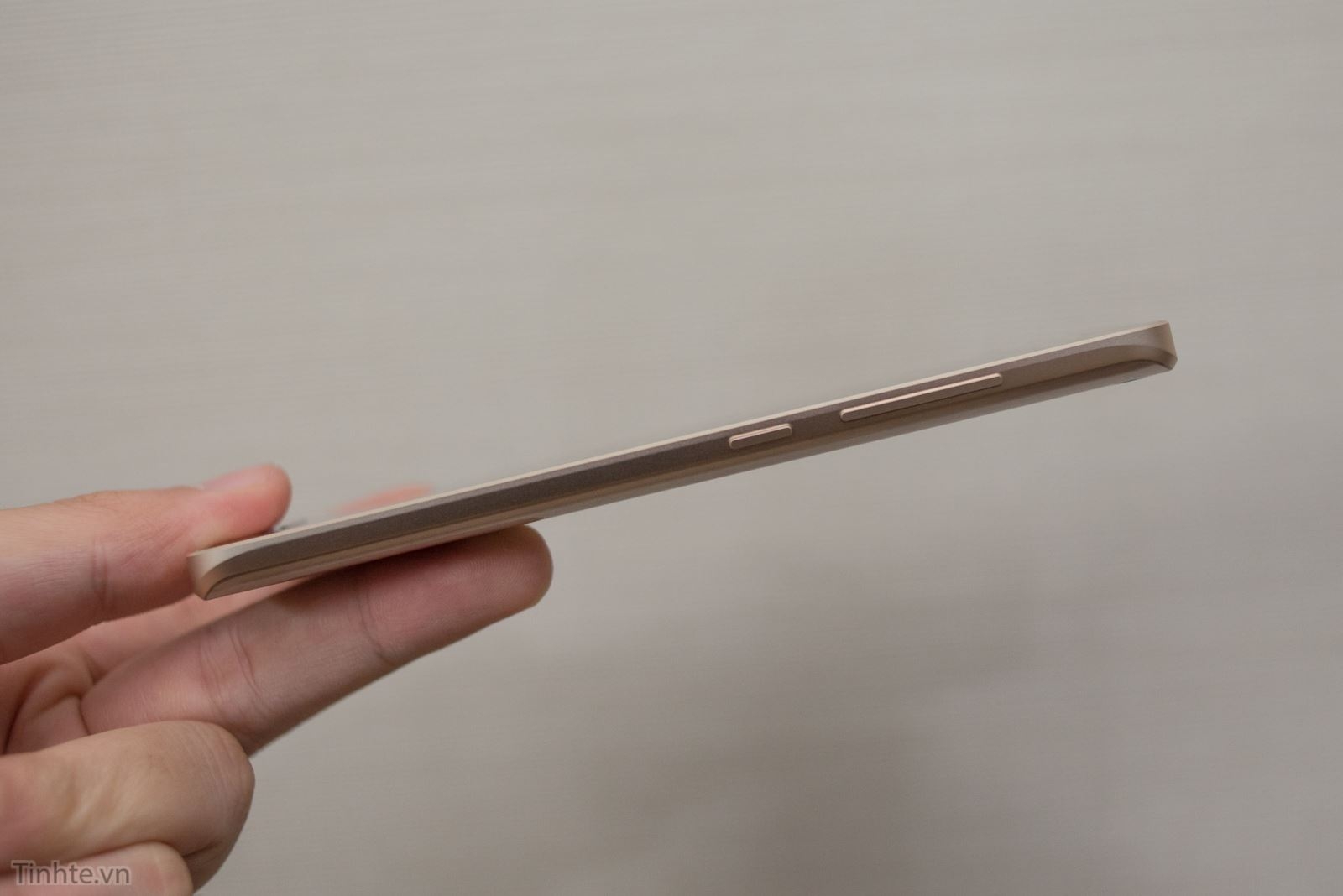 Trên tay Xiaomi Mi 5 vàng