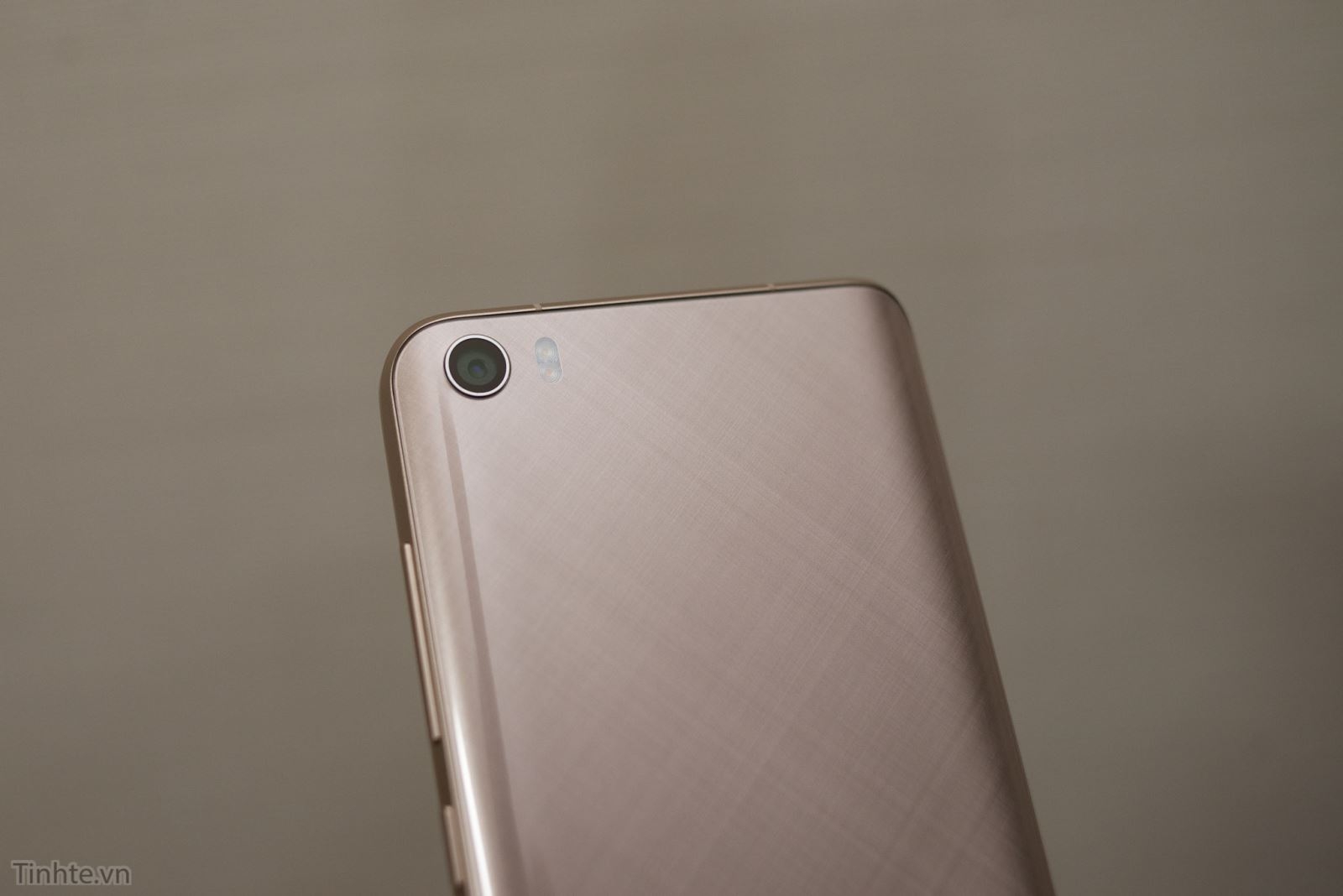 Trên tay Xiaomi Mi 5 vàng