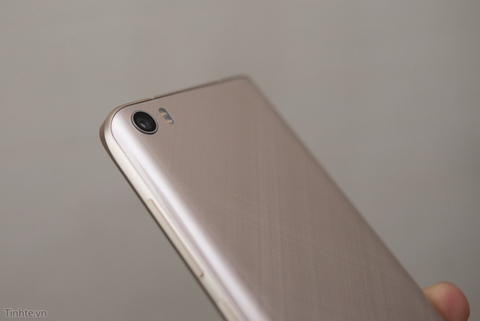 Trên tay Xiaomi Mi 5 vàng