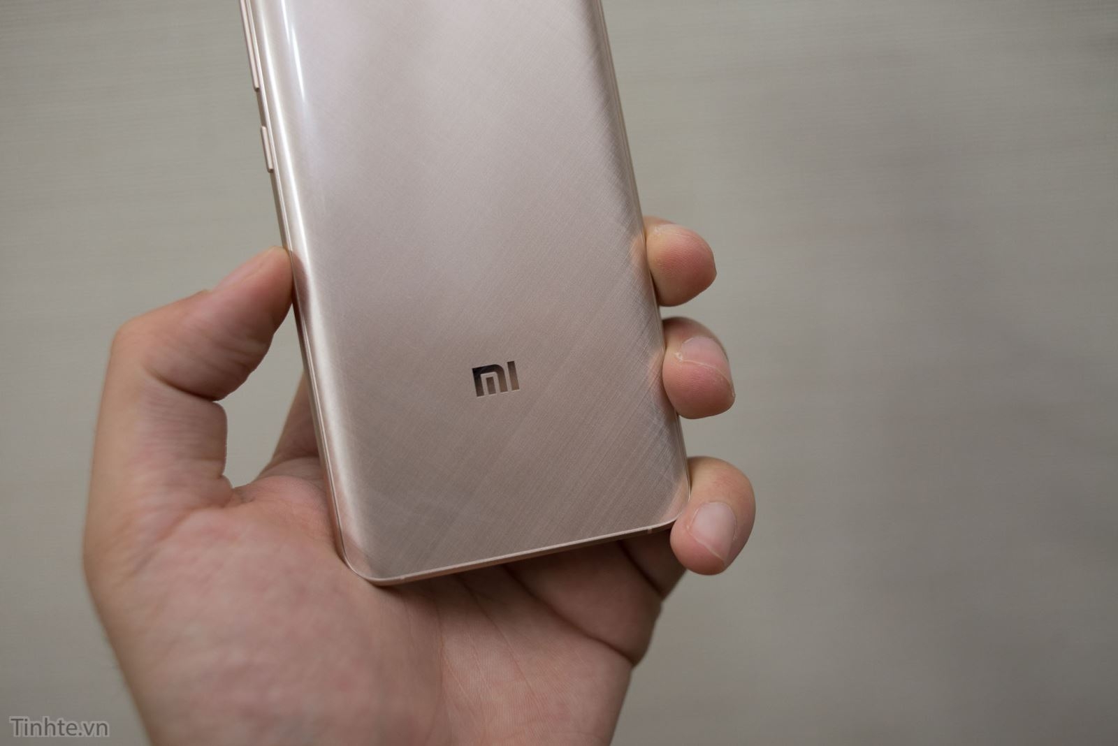 Trên tay Xiaomi Mi 5 vàng