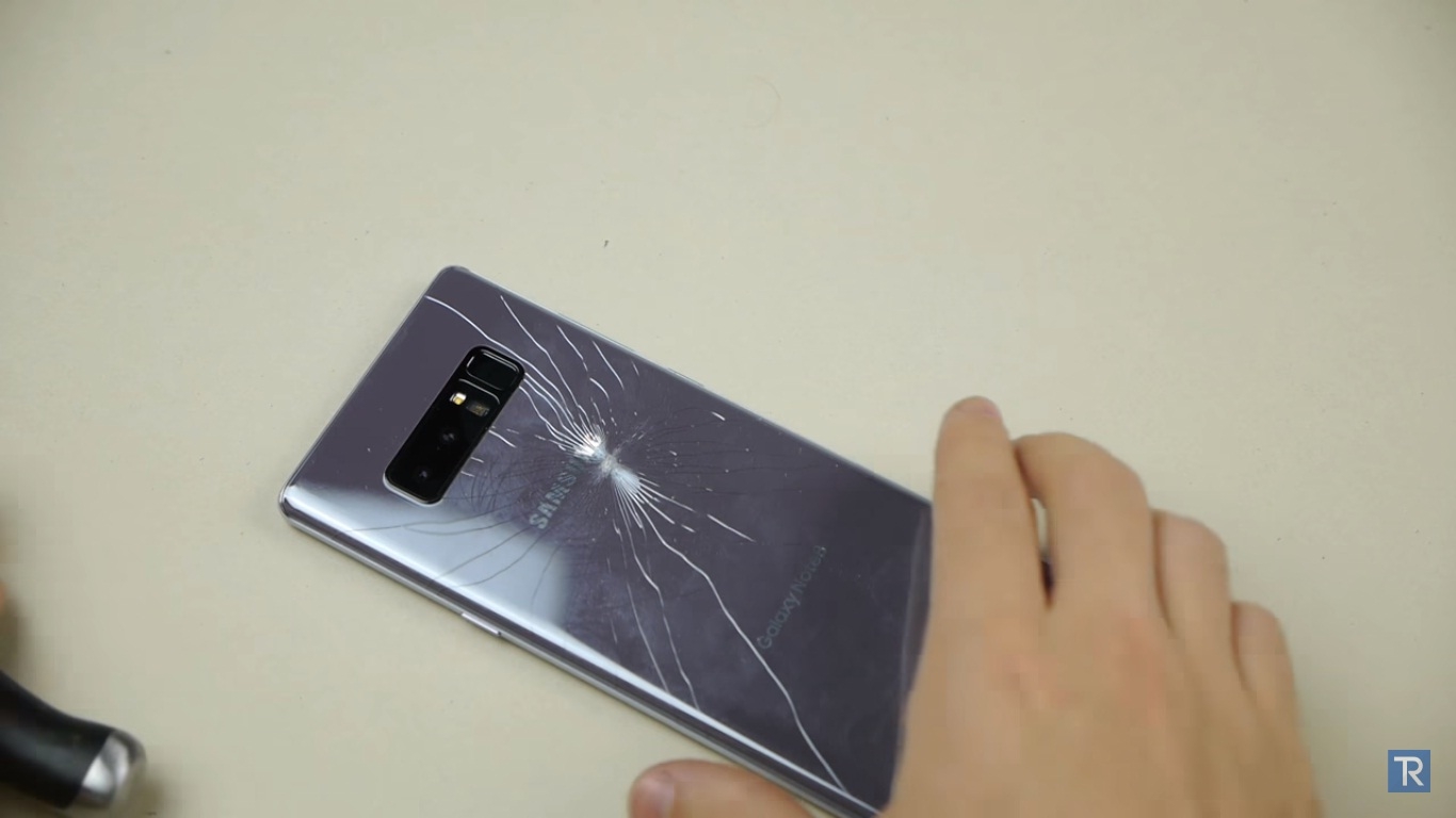 Tra tấn Galaxy Note 8 với búa và dao nhọn