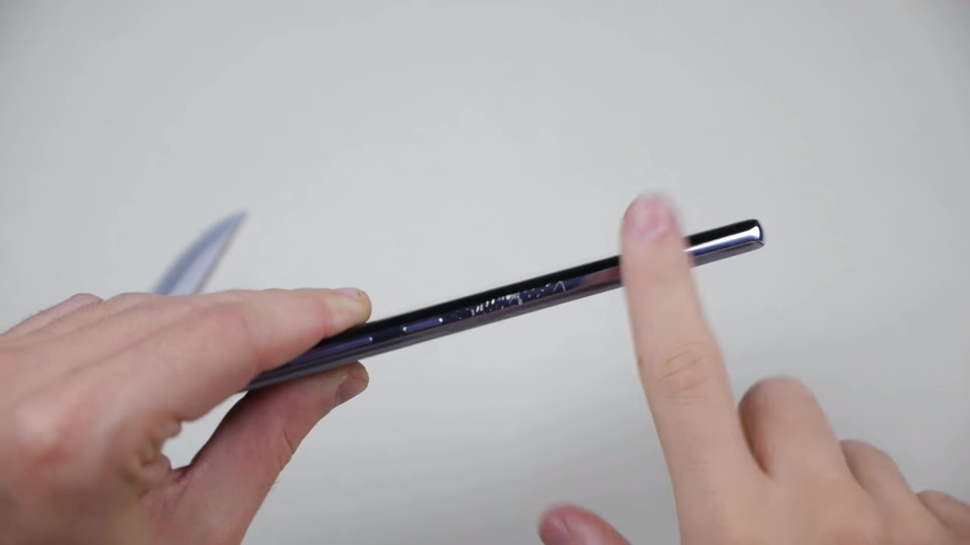 Tra tấn Galaxy Note 8 với búa và dao nhọn